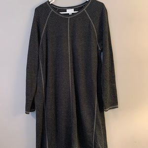 Long sleeve knit dress. Cotton and polyester.
